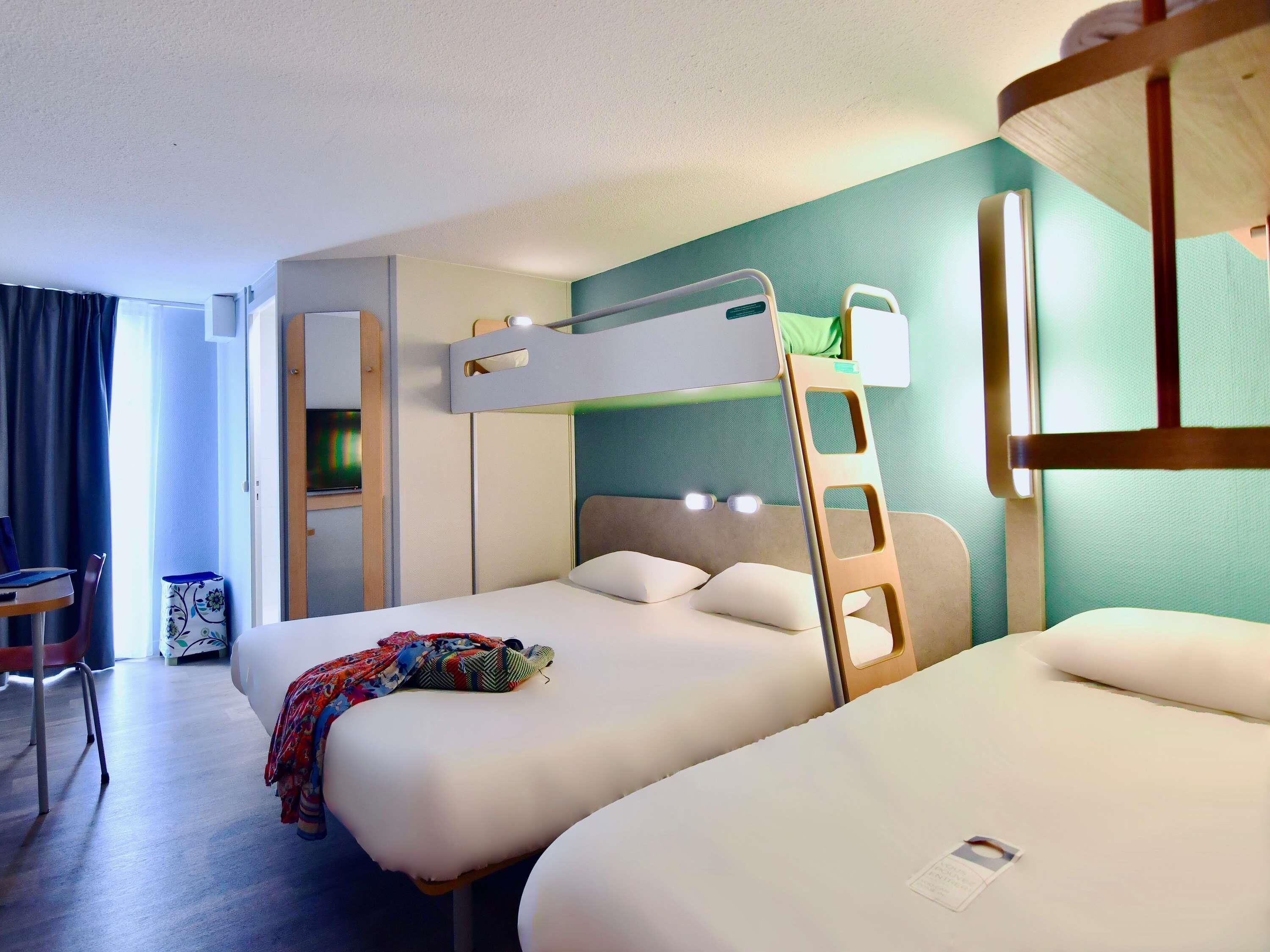 Habitación familiar, 2 camas dobles | Escritorio, sistema de insonorización, cunas gratuitas