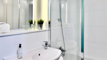 milieuvriendelijk toiletgerief, een haardroger, handdoeken