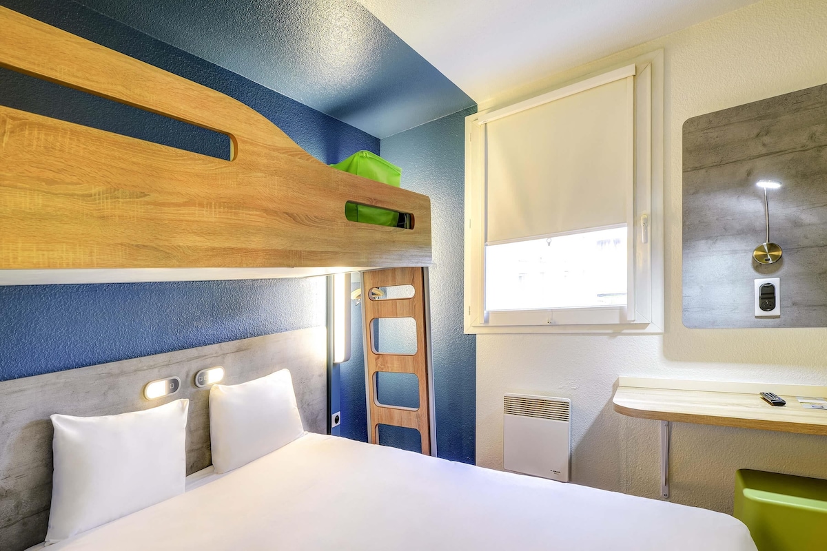 Chambre, plusieurs lits