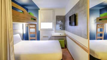 Huone, useita sänkyjä | Työpöytä, äänieristys, ilmaiset vauvansängyt, ilmainen Wi-Fi