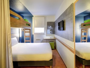 Quarto, várias camas | Escrivaninha, quartos à prova de som, berços grátis, Wi-Fi de cortesia