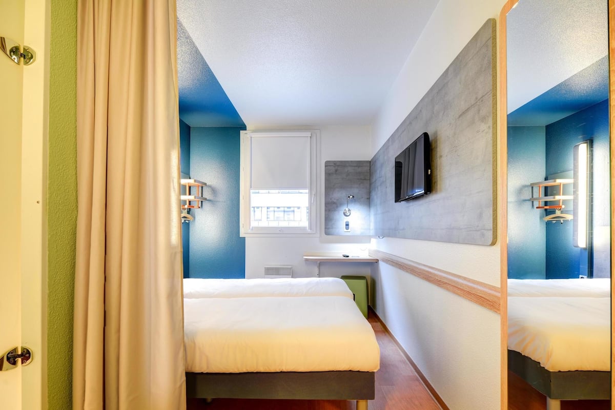 Quarto duplo, 2 camas de solteiro | Escrivaninha, quartos à prova de som, berços grátis, Wi-Fi de cortesia