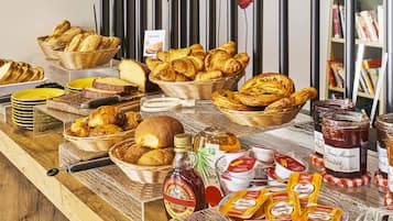 Petit déjeuner buffet servi tous les jours en supplément
