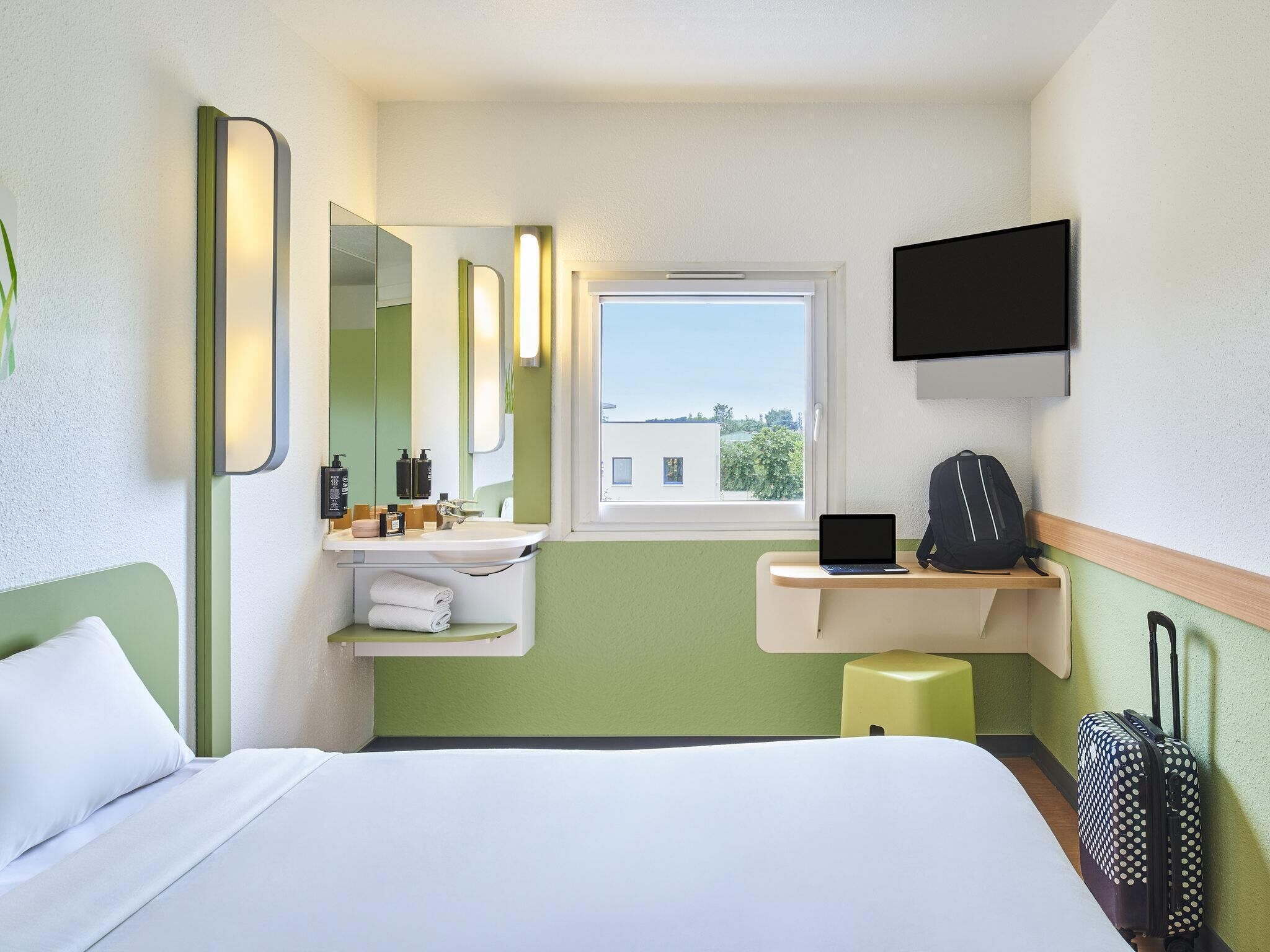 Quarto triplo, várias camas | Roupas de cama premium, escrivaninha, quartos à prova de som
