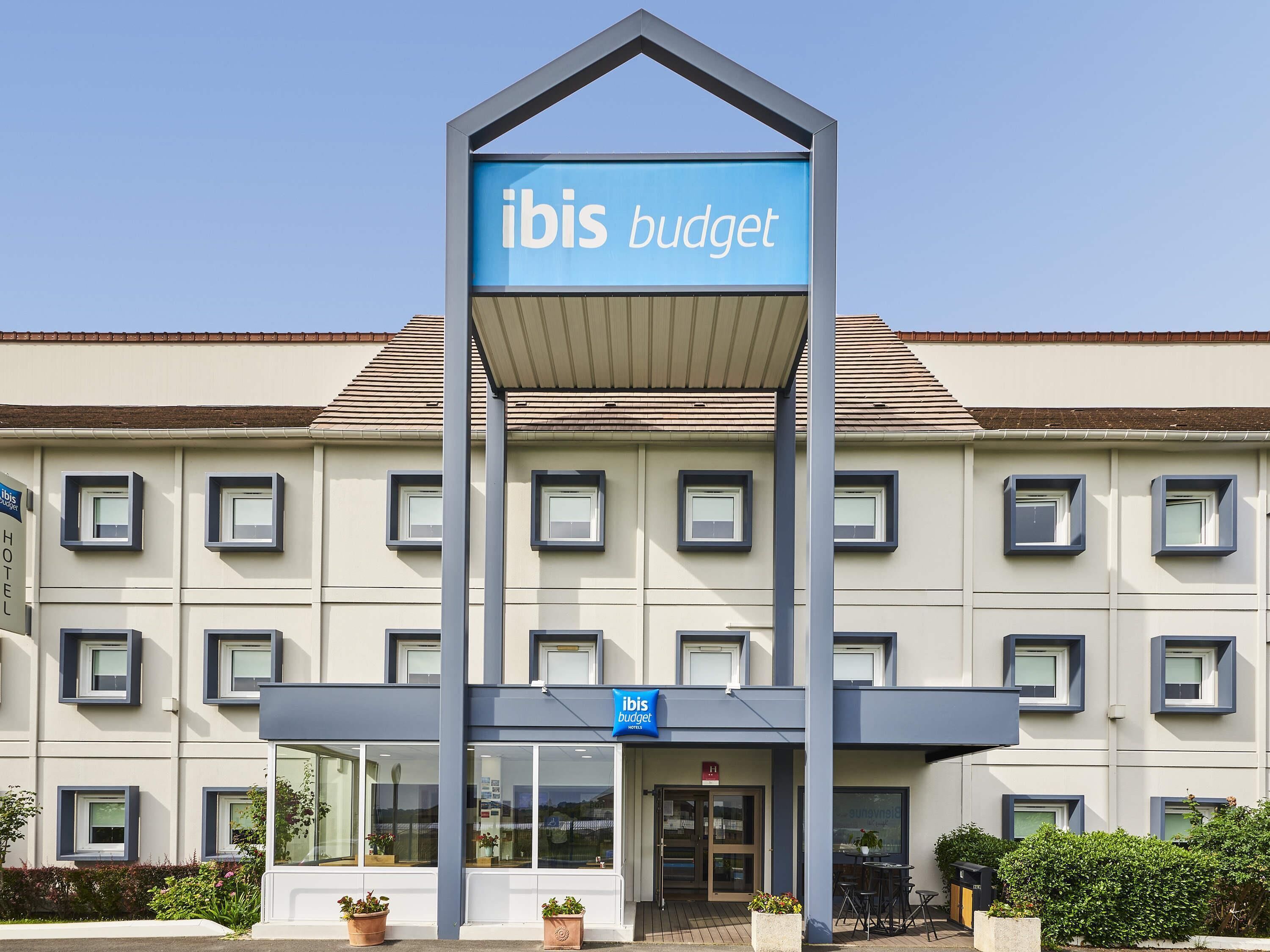 Un bâtiment d’hôtel avec une enseigne indiquant « ibis budget ».