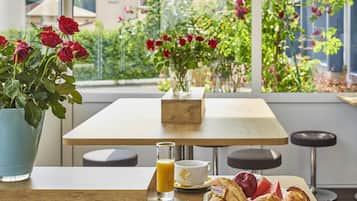 Petit déjeuner buffet (8.50 EUR par personne)