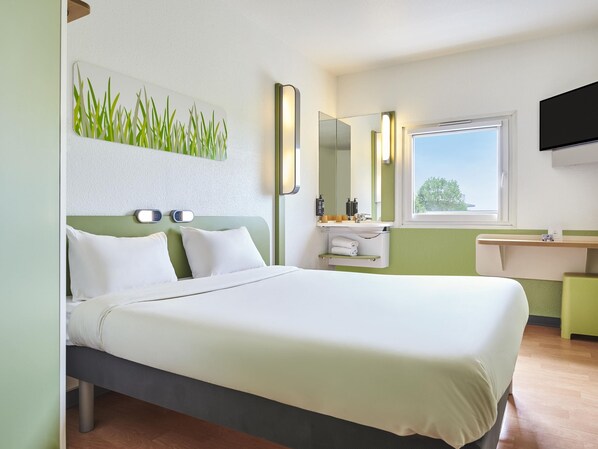 Luxe beddengoed, een bureau, geluiddichte muren