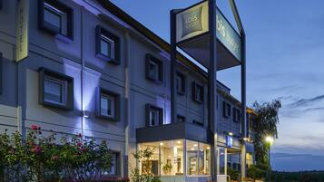 Un hôtel reconnaissable à son panneau « ibis budget » bien visible, à ses nombreuses fenêtres et à son entrée bien éclairée.