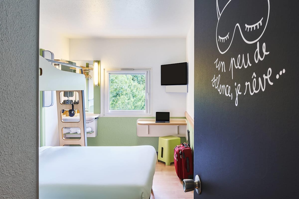 Dreibettzimmer, Mehrere Betten | Hochwertige Bettwaren, Schreibtisch, schallisolierte Zimmer