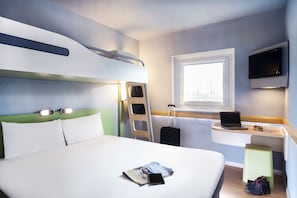 Dreibettzimmer, Mehrere Betten | Hochwertige Bettwaren, Schreibtisch, schallisolierte Zimmer