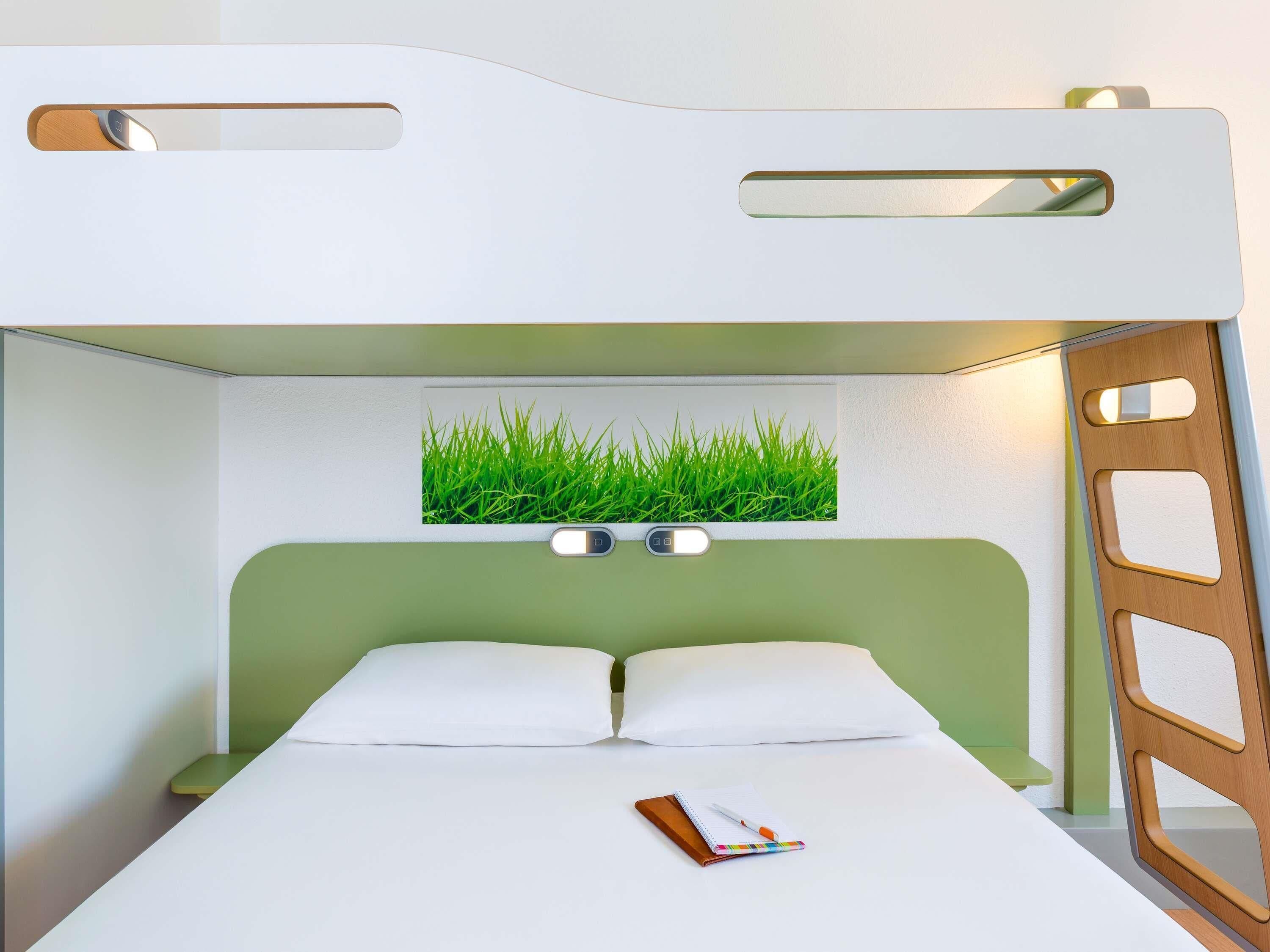 Driepersoonskamer, Meerdere bedden | Luxe beddengoed, pillowtop-bedden, een bureau, geluiddichte muren