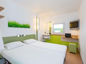Twin kamer, 2 eenpersoonsbedden | Luxe beddengoed, pillowtop-bedden, een bureau, geluiddichte muren