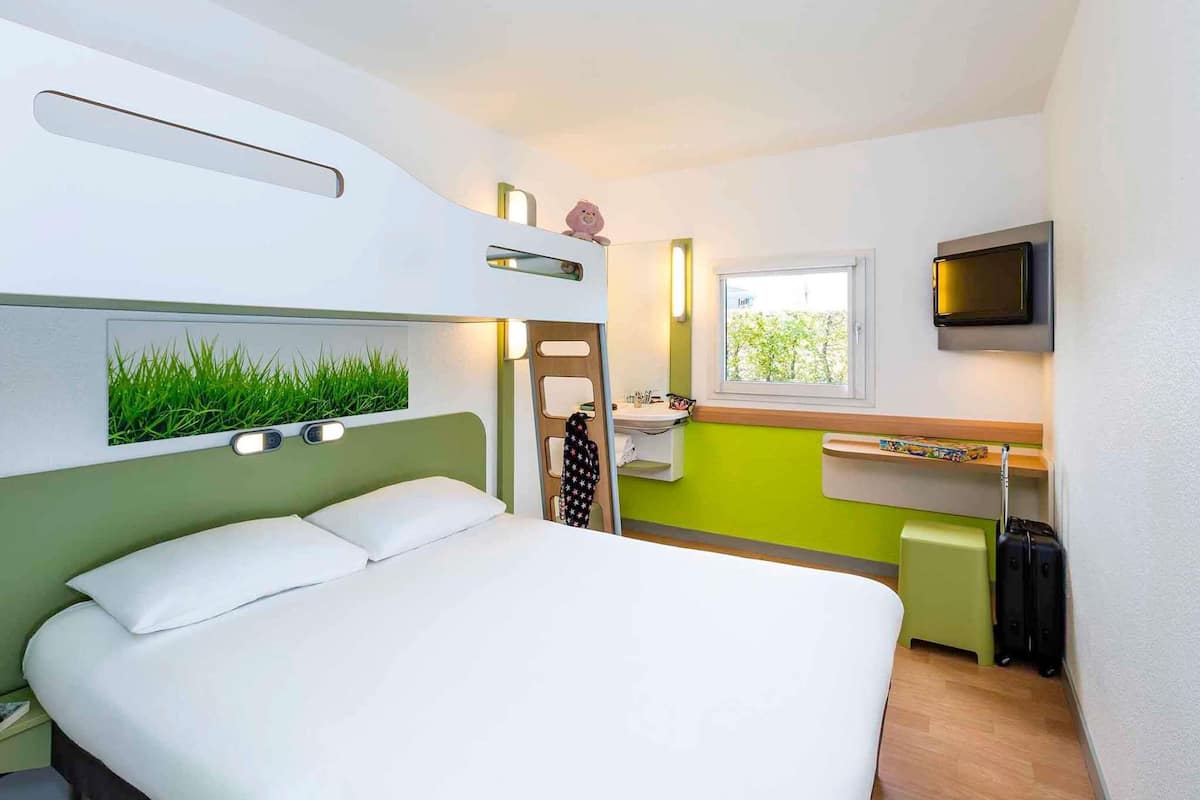 Triple Room, Multiple Beds | Premium bedding, pillow-top beds, desk, soundproofing