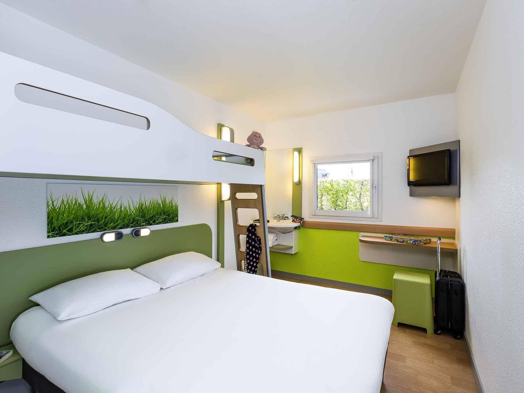 Habitación triple, varias camas | Ropa de cama de alta calidad y colchones con acolchado adicional
