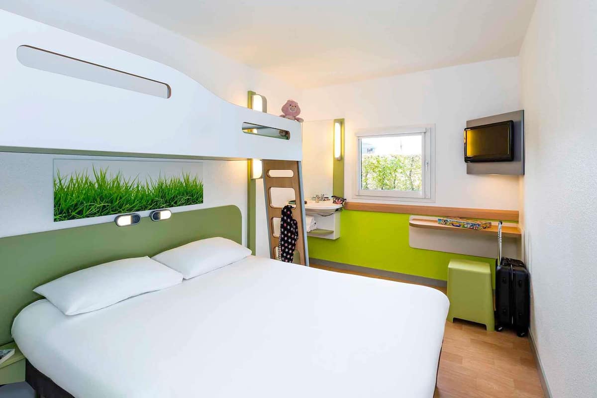 Triple Room, Multiple Beds | Premium bedding, pillowtop beds, desk, soundproofing