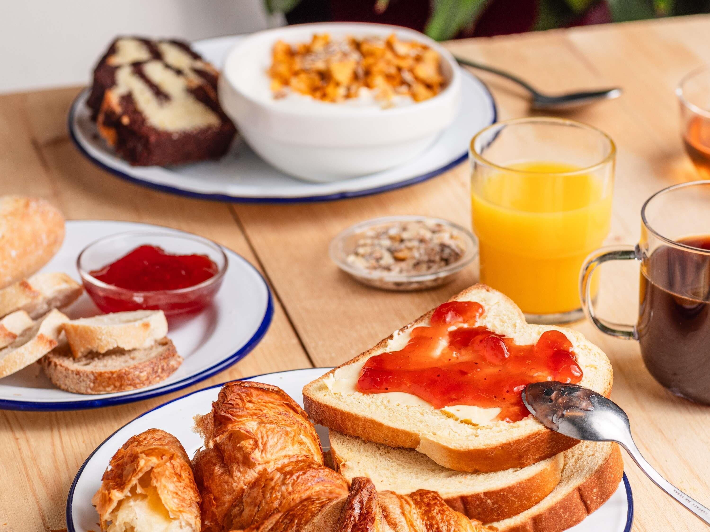 Se ofrece un desayuno bufé todos los días (por un coste adicional)