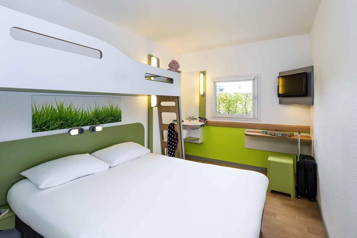 Habitación triple, varias camas | Ropa de cama de alta calidad, camas con pillow-top y escritorio