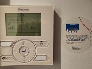 Literie de qualité, lit avec matelas à plateau-coussin, bureau