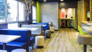 Colazione a buffet, servita tutte le mattine (8.50 EUR a persona)