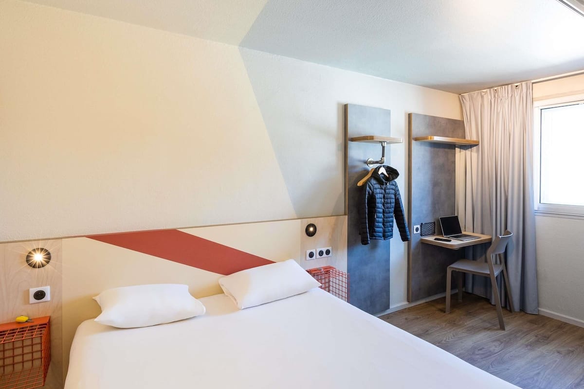 Escritorio, cortinas blackout y sistema de insonorización