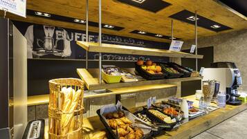 Frukostbuffé varje dag (EUR 8.50 per person)