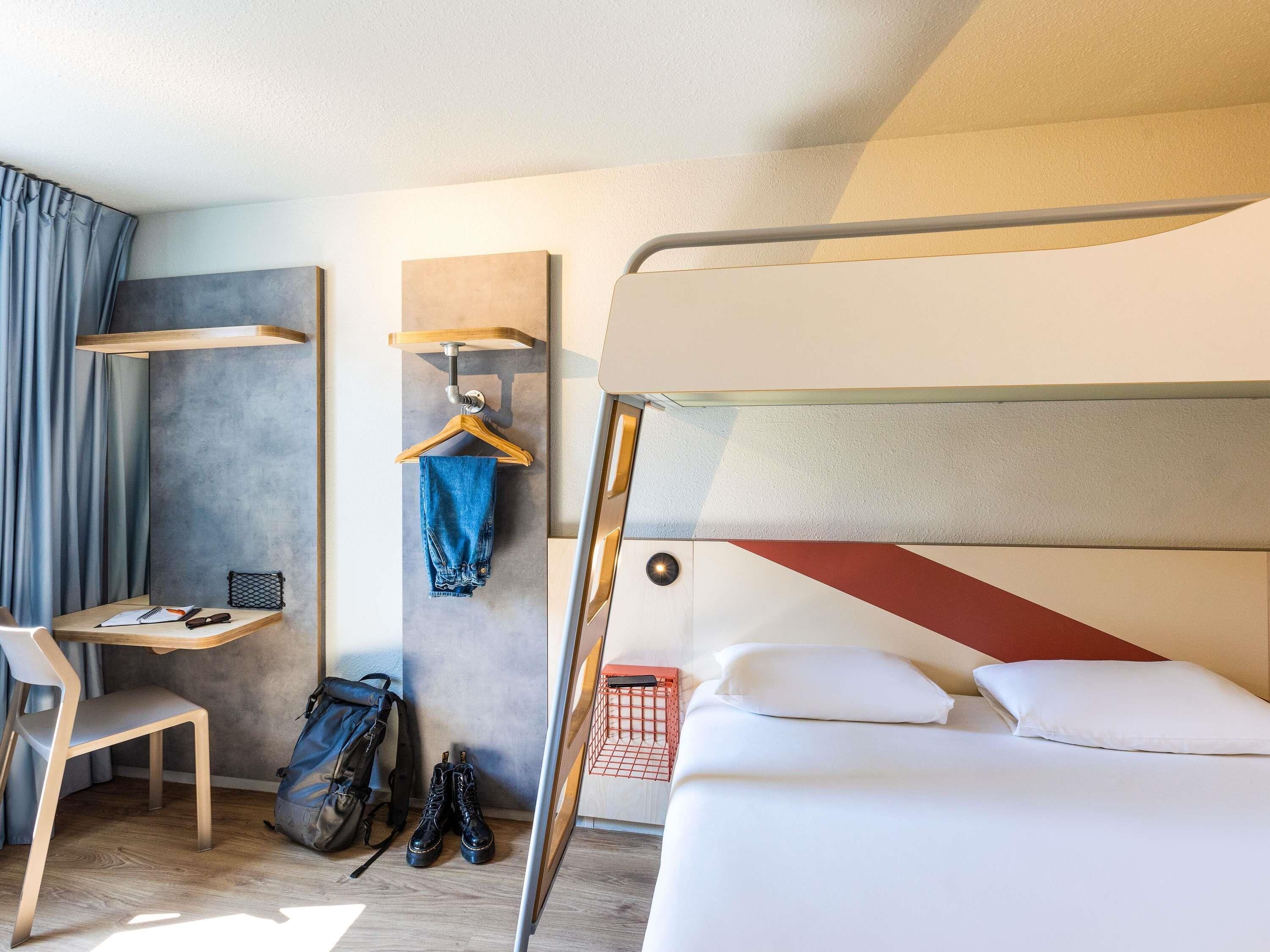 Tremannsrom, flere senger | Skrivebord, blendingsgardiner, lydisolert og barnesenger (inkludert)