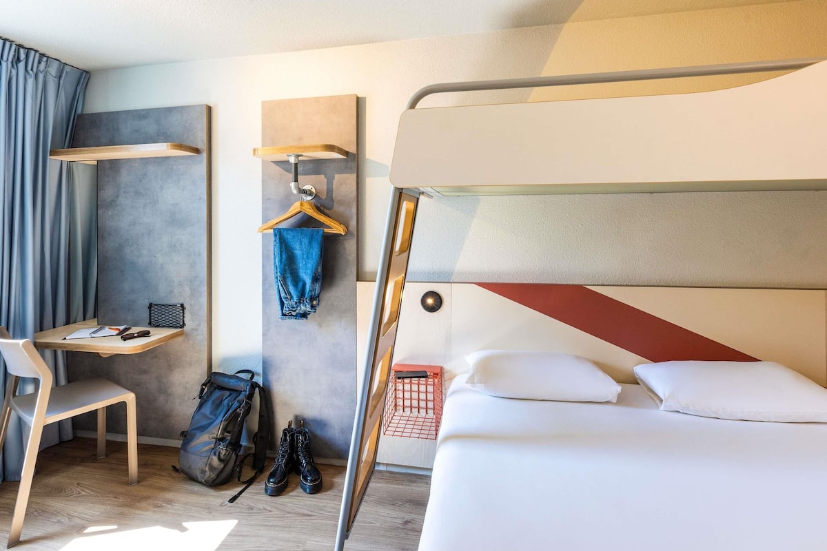 Habitación triple, varias camas | Escritorio, cortinas opacas, sistema de insonorización y cunas gratuitas