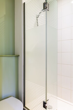 Shower, eco-friendly toiletries, hair dryer, towels - ibis budget Angoulême Centre (Angouleme)