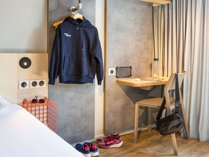 Skrivebord, blendingsgardiner, lydisolert og barnesenger (inkludert)