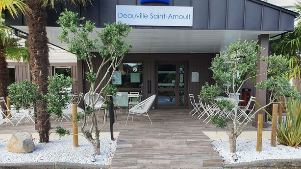 A building with a sign reading 'Deauville Saint-Arnaud.' - ibis budget Deauville (Saint-Arnoult)