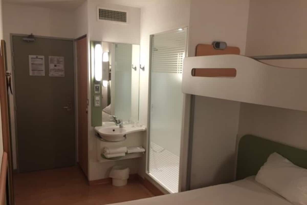 Chambre Triple, plusieurs lits | Salle de bain | Douche, articles de toilette écologiques, sèche-cheveux