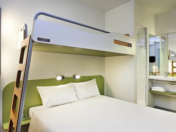 Habitación triple, varias camas | Escritorio, tabla de planchar con plancha, wifi gratis y ropa de cama