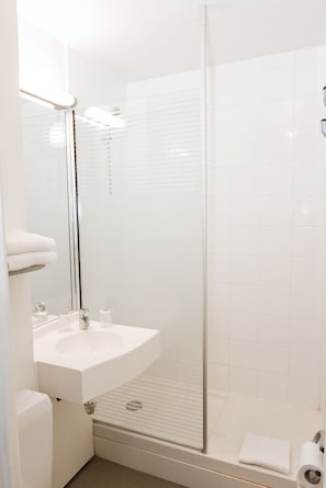 Ducha, artículos de higiene personal ecológicos y secador de pelo