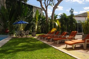 Outdoor pool, sun loungers - Las Dalias Inn (Mérida)