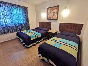 Ropa de cama de alta calidad y caja de seguridad en la habitación 