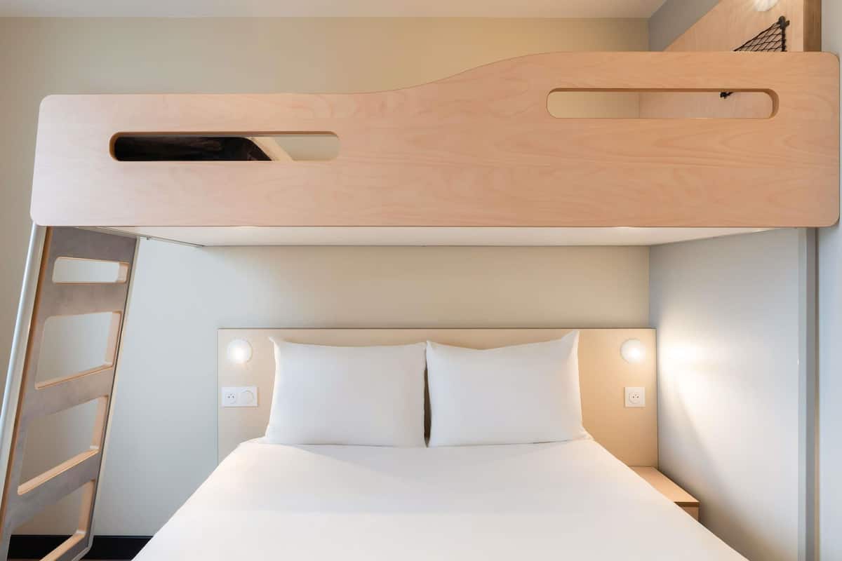 Chambre, plusieurs lits | Bureau, chambres insonorisées, fer et planche à repasser