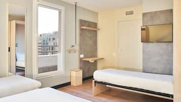 Työpöytä, äänieristys, silitysrauta/-lauta, ilmaiset vauvansängyt