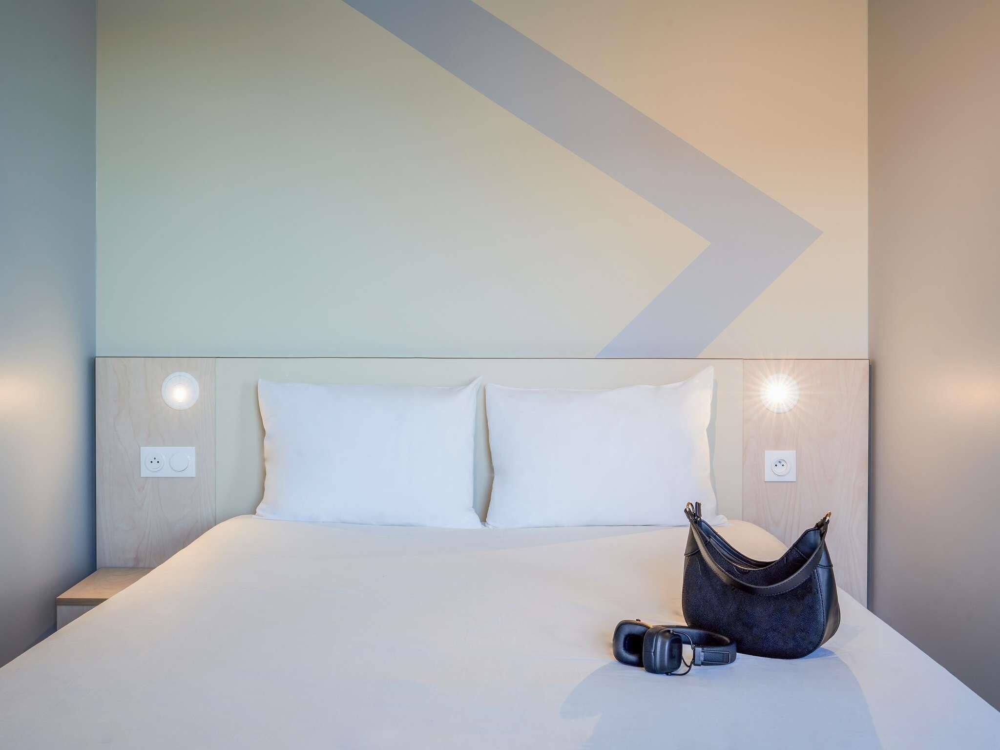 Standard Terrace Room | Escritorio, sistema de insonorización, tabla de planchar con plancha