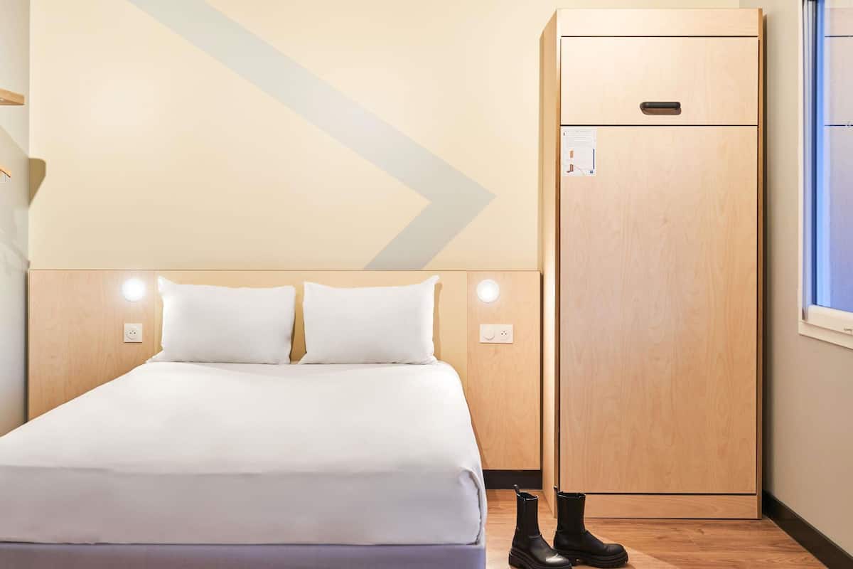 Room, Multiple Beds | Desk, soundproofing, iron/ironing board, free cribs/infant beds