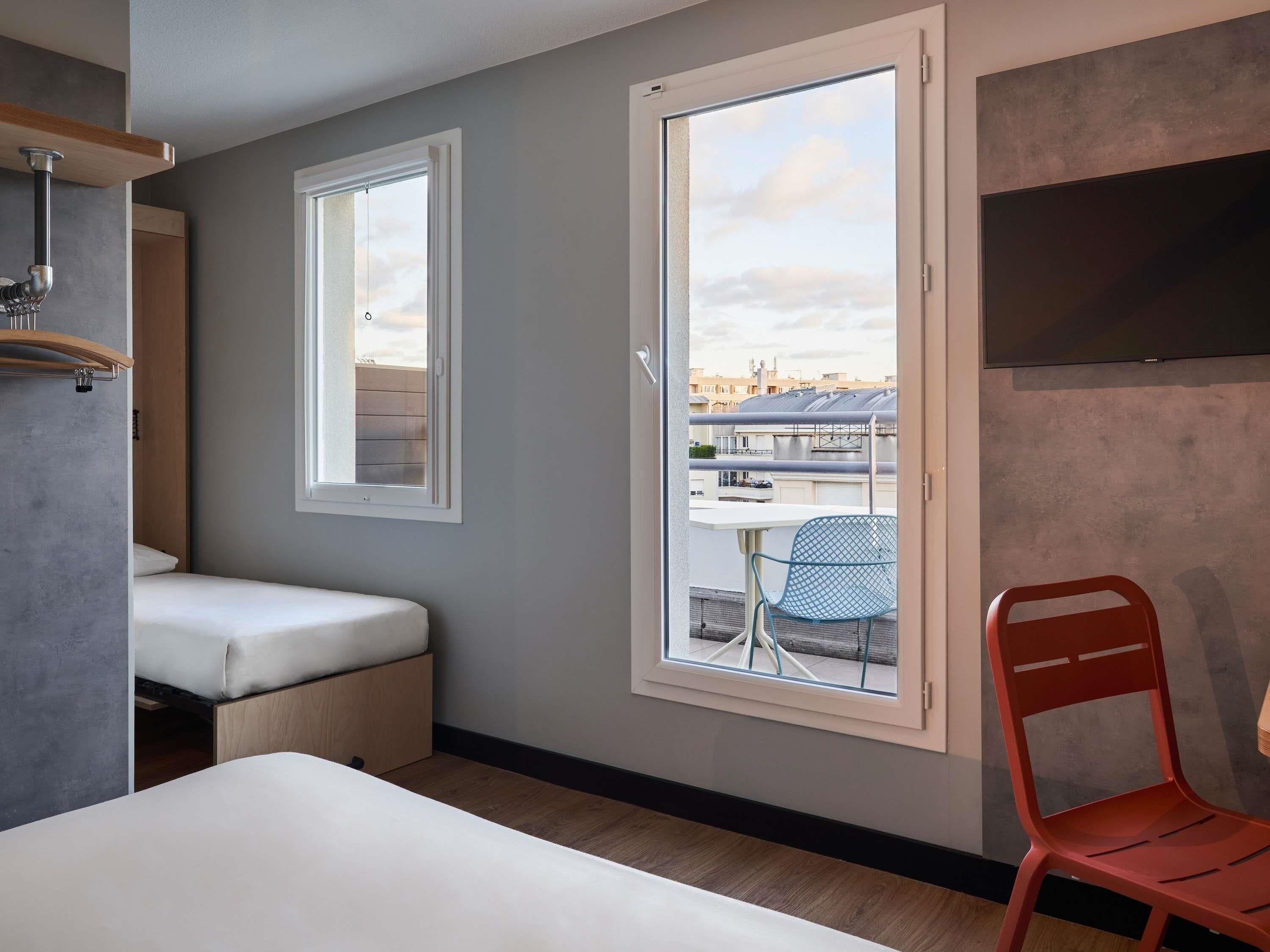 Standaard kamer | Een bureau, geluiddichte muren, een strijkplank/strijkijzer