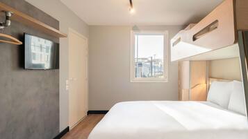 Bureau, chambres insonorisées, fer et planche à repasser