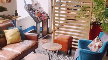 Coin salon dans le hall