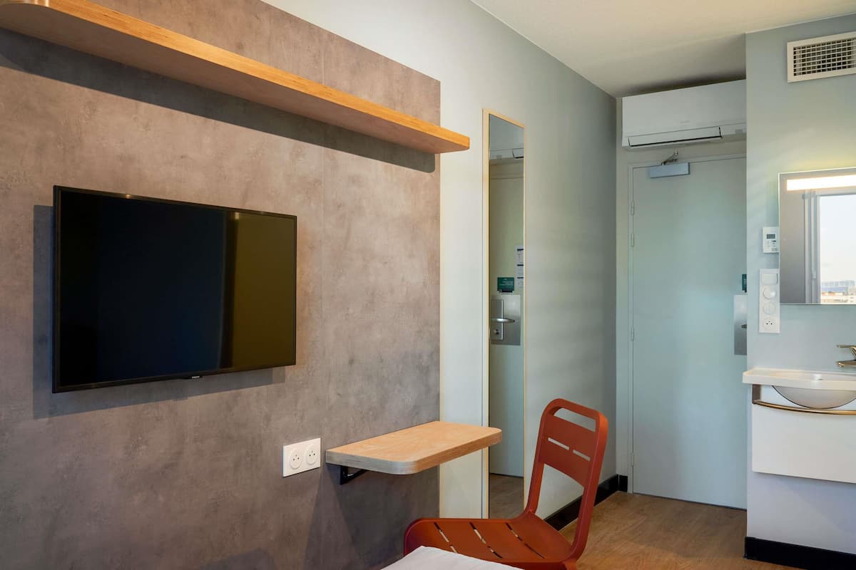 Double Room | Desk, soundproofing, iron/ironing board, free cribs/infant beds
