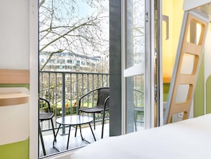 Een bureau, geluiddichte muren, een strijkplank/strijkijzer