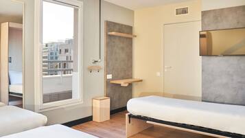 Bureau, chambres insonorisées, fer et planche à repasser