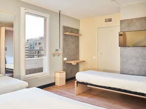 Escriptori, habitacions insonoritzades i planxa i posts de planxar 