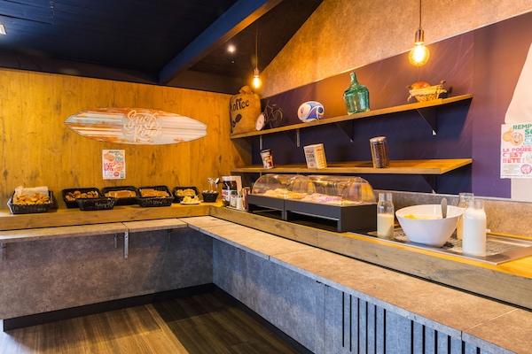 Bữa sáng buffet hàng ngày (9.90 EUR/mỗi người)