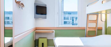 Escritorio, sistema de insonorización y tabla de planchar con plancha