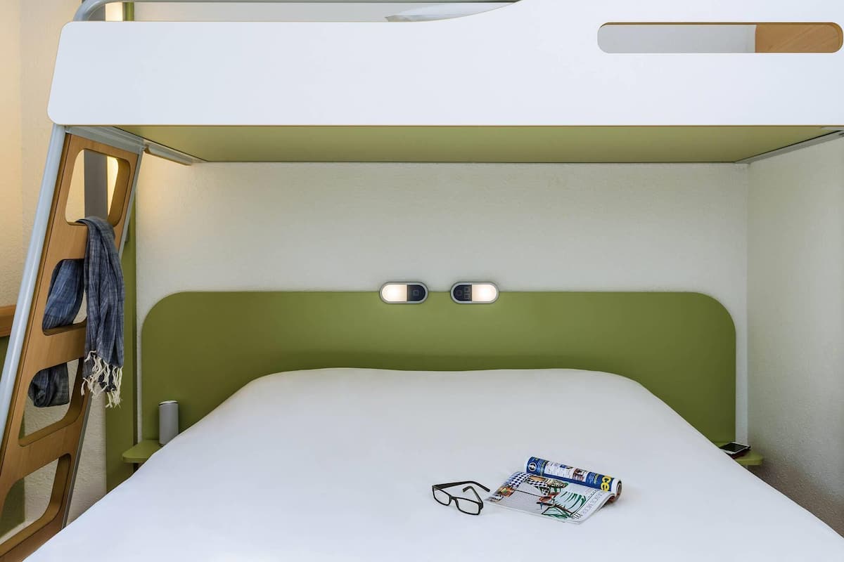 Phòng, nhiều giường | Bàn, phòng cách âm, bàn ủi/dụng cụ ủi quần áo