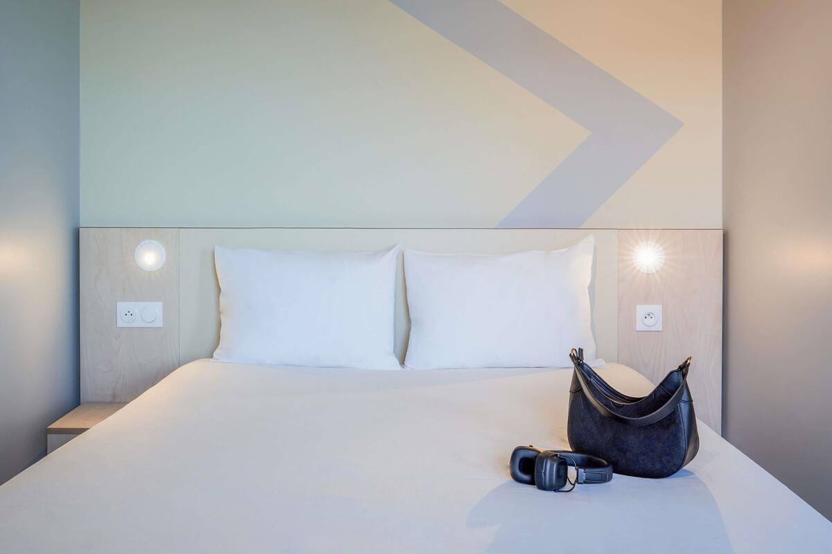 Standard Terrace Room | Escritorio, insonorización y tabla de planchar con plancha 